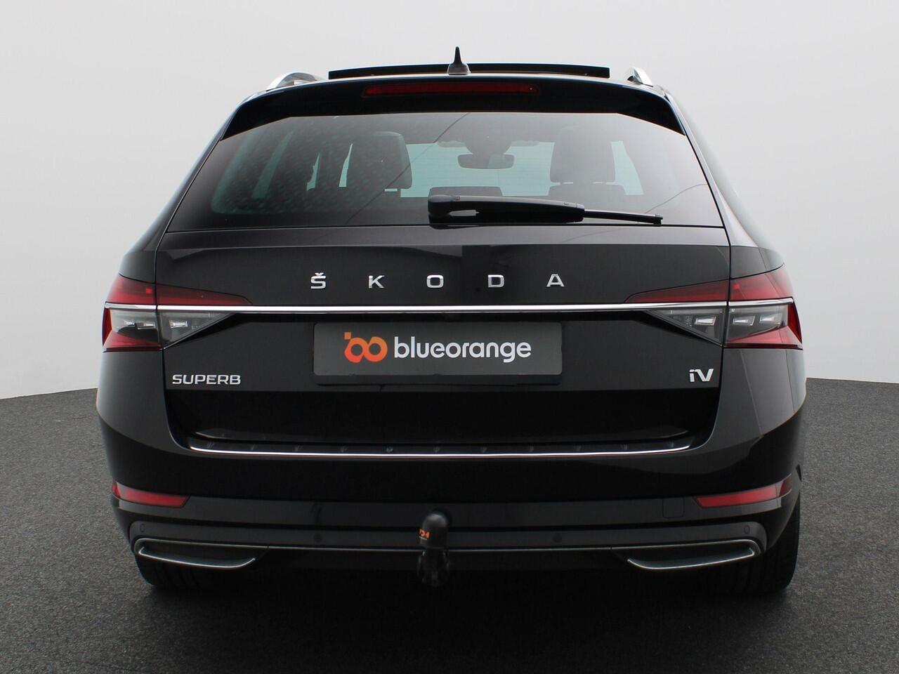 Skoda SUPERB Combi 1.4 TSI iV Laurin & Klement 218PK Pano-Schuifdak, Trekhaak, 360gr. Camera, 19" LM Velgen, Stoel-Stuurverwarming, Stoelkoeling, Elektrische stoelen met memory, Keyless, Matrix LED-Verlichting, Navi