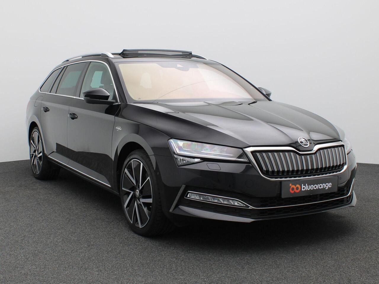 Skoda SUPERB Combi 1.4 TSI iV Laurin & Klement 218PK Pano-Schuifdak, Trekhaak, 360gr. Camera, 19" LM Velgen, Stoel-Stuurverwarming, Stoelkoeling, Elektrische stoelen met memory, Keyless, Matrix LED-Verlichting, Navi