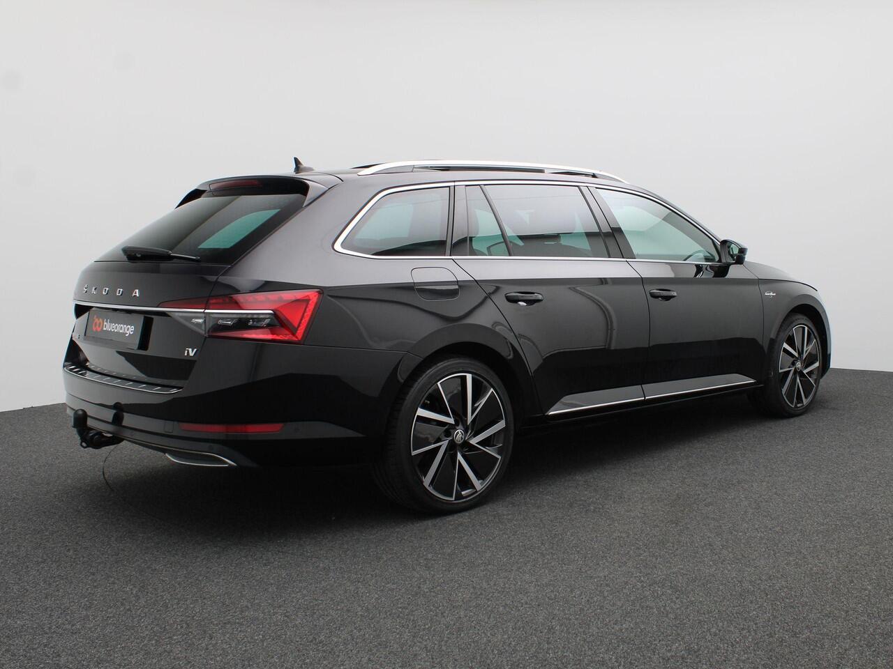 Skoda SUPERB Combi 1.4 TSI iV Laurin & Klement 218PK Pano-Schuifdak, Trekhaak, 360gr. Camera, 19" LM Velgen, Stoel-Stuurverwarming, Stoelkoeling, Elektrische stoelen met memory, Keyless, Matrix LED-Verlichting, Navi