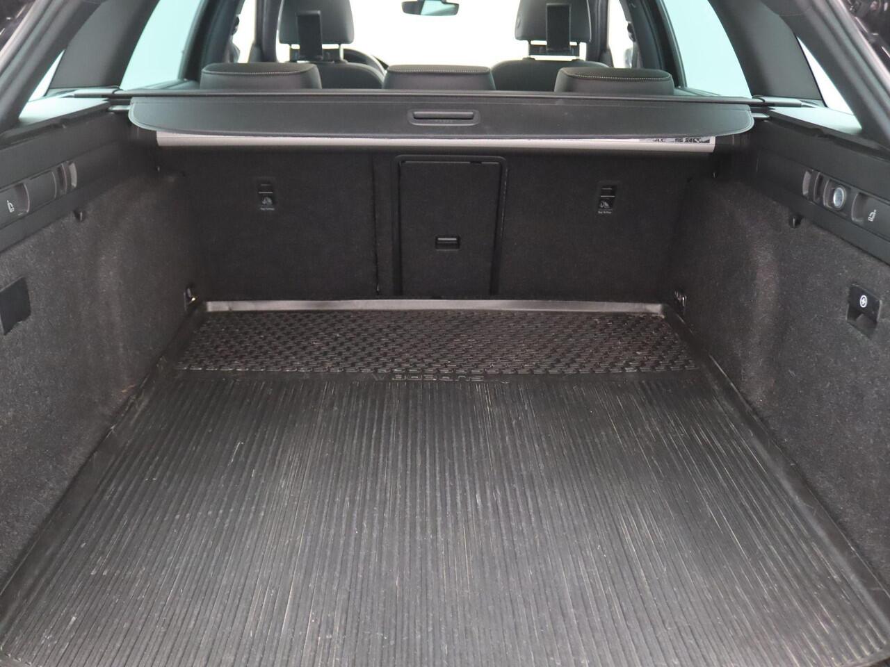 Skoda SUPERB Combi 1.4 TSI iV Laurin & Klement 218PK Pano-Schuifdak, Trekhaak, 360gr. Camera, 19" LM Velgen, Stoel-Stuurverwarming, Stoelkoeling, Elektrische stoelen met memory, Keyless, Matrix LED-Verlichting, Navi