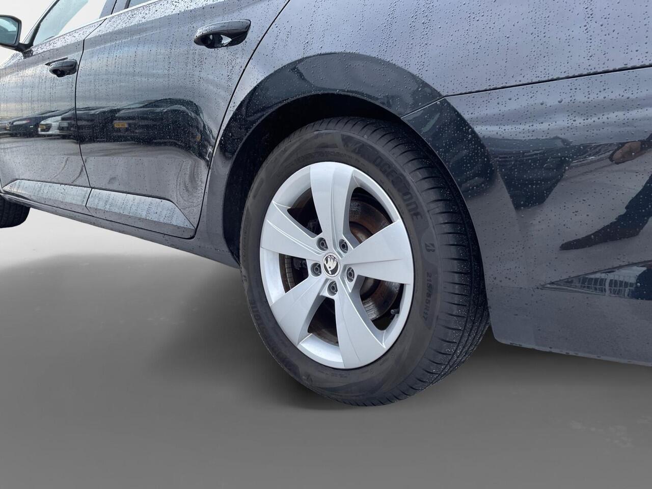 Skoda SUPERB Combi 1.4 TSI iV Business Edition Plus | Schuif-Kantel Dak | Stoel/Stuur Verwarming | Navigatie | Parkeersensoren | Apple Carplay/Android Auto | Stand Kachel