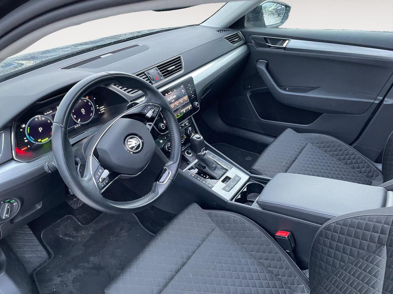Skoda SUPERB Combi 1.4 TSI iV Business Edition Plus | Schuif-Kantel Dak | Stoel/Stuur Verwarming | Navigatie | Parkeersensoren | Apple Carplay/Android Auto | Stand Kachel
