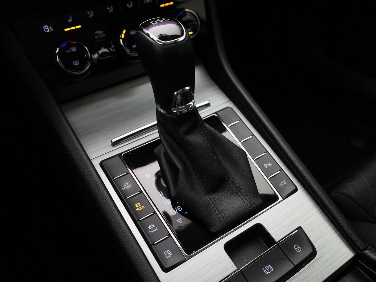 Skoda SUPERB Combi 1.4TSIiV 160kW/218PK Business Edition DSG · Panoramadak · Trekhaak · Apple/Android Car Play ·