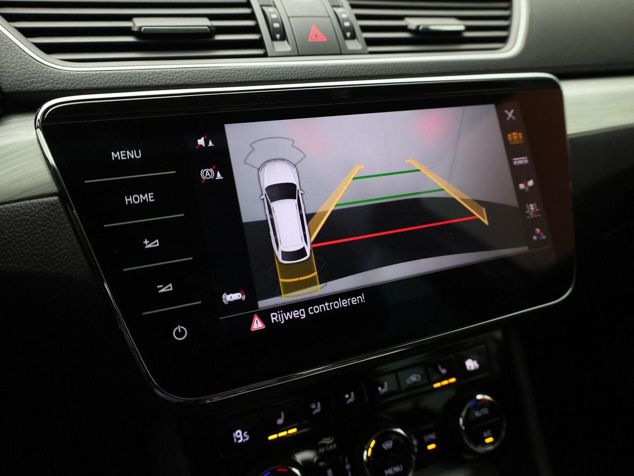 Skoda SUPERB Combi 1.4TSIiV 160kW/218PK Business Edition DSG · Panoramadak · Trekhaak · Apple/Android Car Play ·