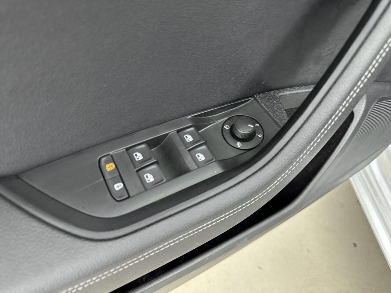 Skoda SUPERB Combi 1.4 TSI iV Business Edition Plus 218PK | Memory stoelen | Achteruitrijcamera | Navigatie | Stoelverwarming | Keyless | Virtual Cockpit | Climate Control | Apple CarPlay & Android Auto