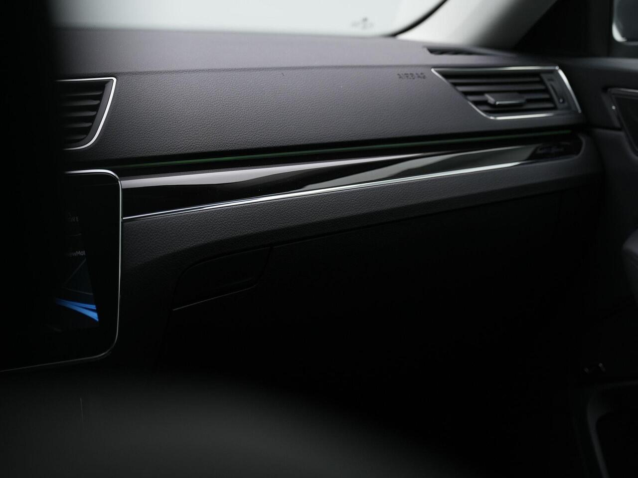 Skoda SUPERB 1.4 TSI iV 218 pk Laurin & Klement | Leder | Navigatie Columbus | Geheugenstoelen | Adaptief onderstel | Matrix LED | Canton