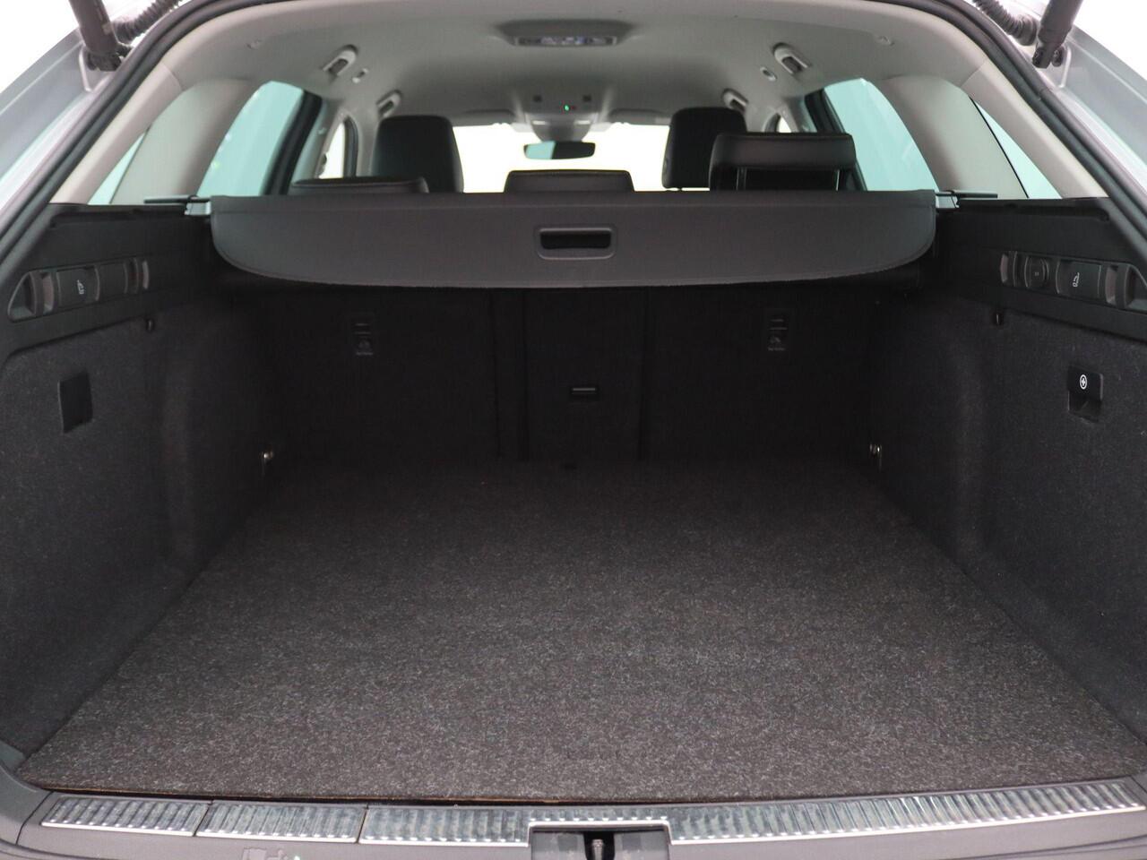 Skoda SUPERB Combi 1.4 TSI iV Business Edition Plus 218PK DSG Adaptieve Cruise Controle, Stoel-Stuurverwarming, Volleder, Memorystoel, Keyless, Side Assist, Achteruitrijcamera, Trekhaak, 18" LM Velgen