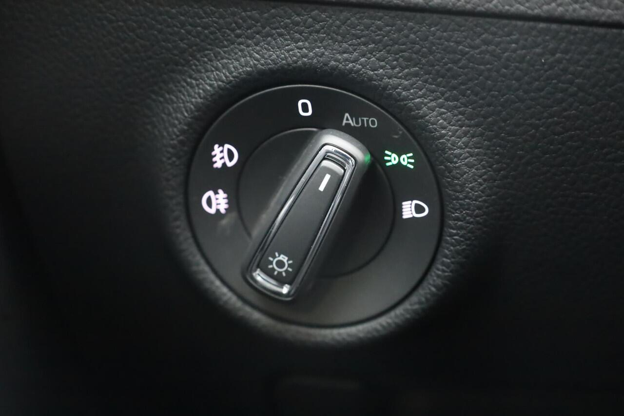 Skoda SUPERB Combi 1.4 TSI iV Ambition 218PK / 160kW Achteruitrijcamera, Apple Carplay & Android Auto, verwarmbare voorstoelen + stuurwiel, dynamische onderstelregeling (DCC), elektrisch bedienbare achterklep, wegklapbare trekhaak, full map navigatie, parkeersensoren 