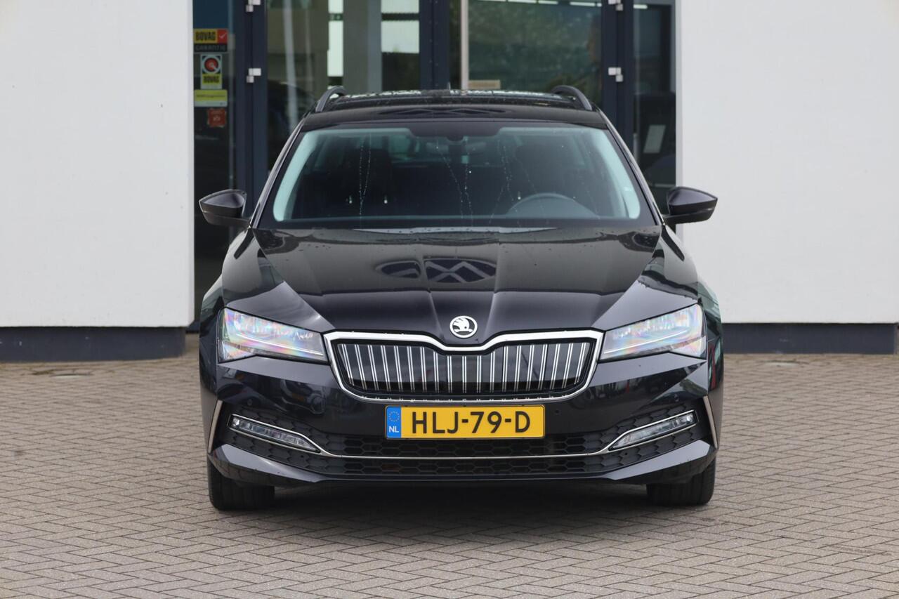 Skoda SUPERB Combi 1.4 TSI iV Ambition 218PK / 160kW Achteruitrijcamera, Apple Carplay & Android Auto, verwarmbare voorstoelen + stuurwiel, dynamische onderstelregeling (DCC), elektrisch bedienbare achterklep, wegklapbare trekhaak, full map navigatie, parkeersensoren 
