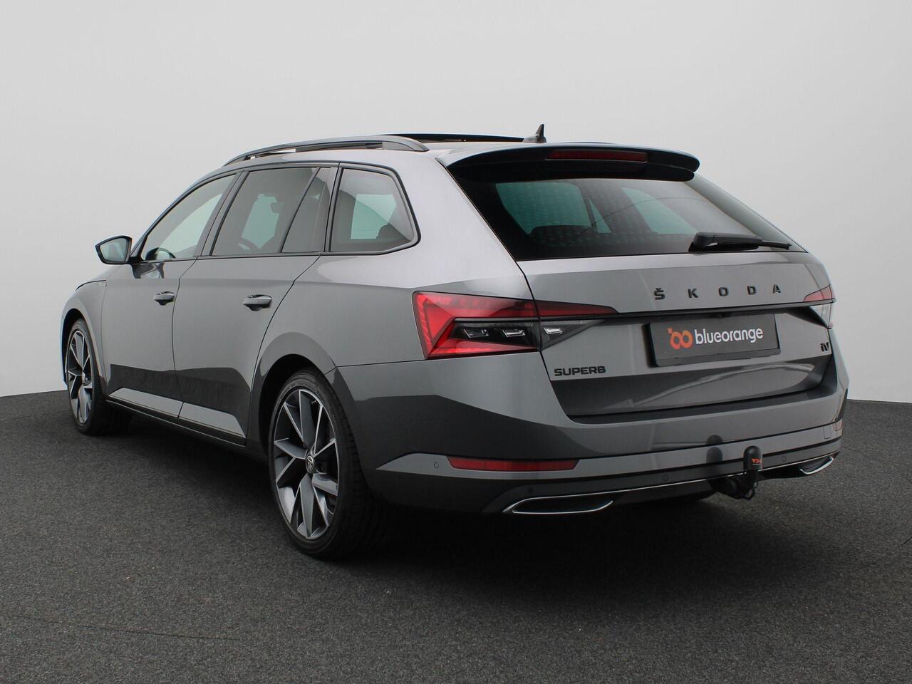 Skoda SUPERB Combi 1.4 TSI iV Sportline Business 218PK DSG Pano-Schuifdak, Trekhaak, Matrix-LED Verlichting, Navi Columbus, Side Assist, Virtual Pedal, Memorystoel, Achteruitrijcamera, Stoel-Stuurverwarming, 19" LM Velgen