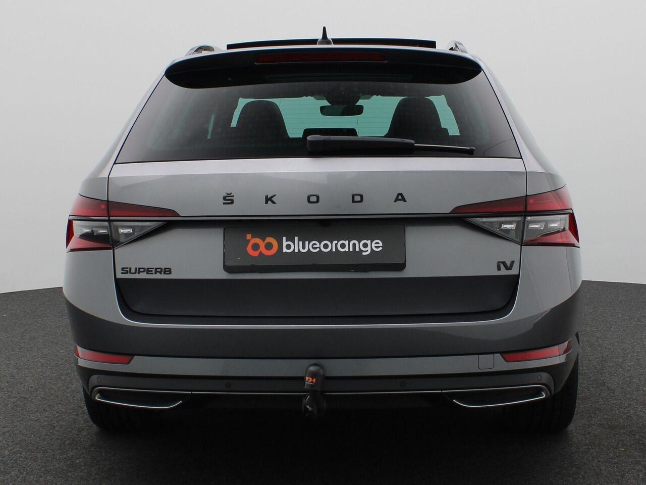 Skoda SUPERB Combi 1.4 TSI iV Sportline Business 218PK DSG Pano-Schuifdak, Trekhaak, Matrix-LED Verlichting, Navi Columbus, Side Assist, Virtual Pedal, Memorystoel, Achteruitrijcamera, Stoel-Stuurverwarming, 19" LM Velgen