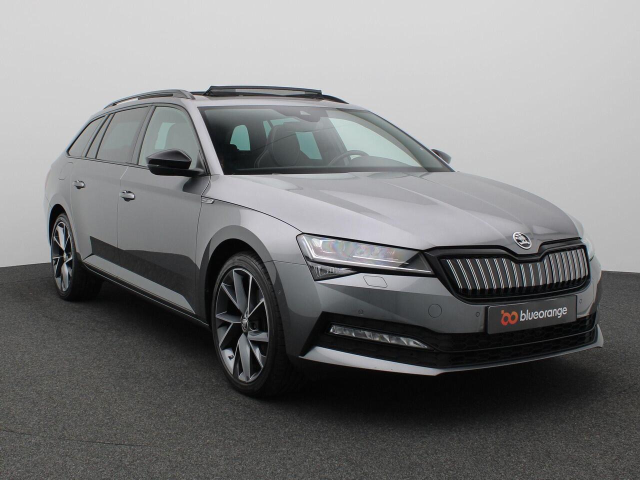Skoda SUPERB Combi 1.4 TSI iV Sportline Business 218PK DSG Pano-Schuifdak, Trekhaak, Matrix-LED Verlichting, Navi Columbus, Side Assist, Virtual Pedal, Memorystoel, Achteruitrijcamera, Stoel-Stuurverwarming, 19" LM Velgen