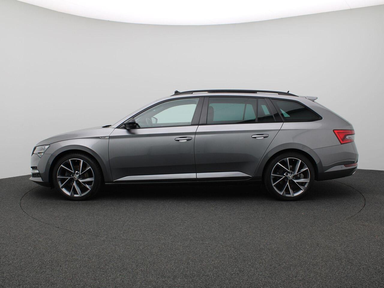 Skoda SUPERB Combi 1.4 TSI iV Sportline Business 218PK DSG Pano-Schuifdak, Trekhaak, Matrix-LED Verlichting, Navi Columbus, Side Assist, Virtual Pedal, Memorystoel, Achteruitrijcamera, Stoel-Stuurverwarming, 19" LM Velgen
