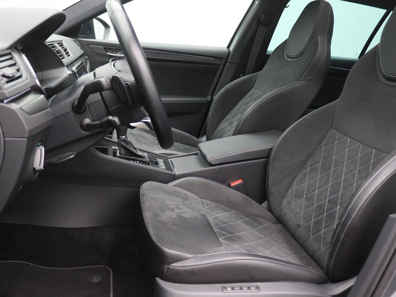 Skoda SUPERB Combi 1.4 TSI iV Sportline Business 218PK DSG Pano-Schuifdak, Trekhaak, Matrix-LED Verlichting, Navi Columbus, Side Assist, Virtual Pedal, Memorystoel, Achteruitrijcamera, Stoel-Stuurverwarming, 19" LM Velgen