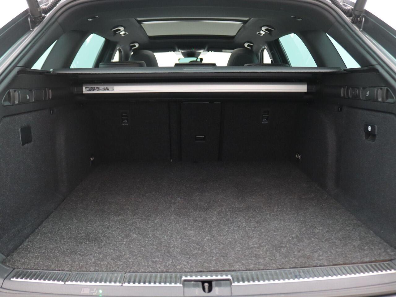 Skoda SUPERB Combi 1.4 TSI iV Sportline Business 218PK DSG Pano-Schuifdak, Trekhaak, Matrix-LED Verlichting, Navi Columbus, Side Assist, Virtual Pedal, Memorystoel, Achteruitrijcamera, Stoel-Stuurverwarming, 19" LM Velgen