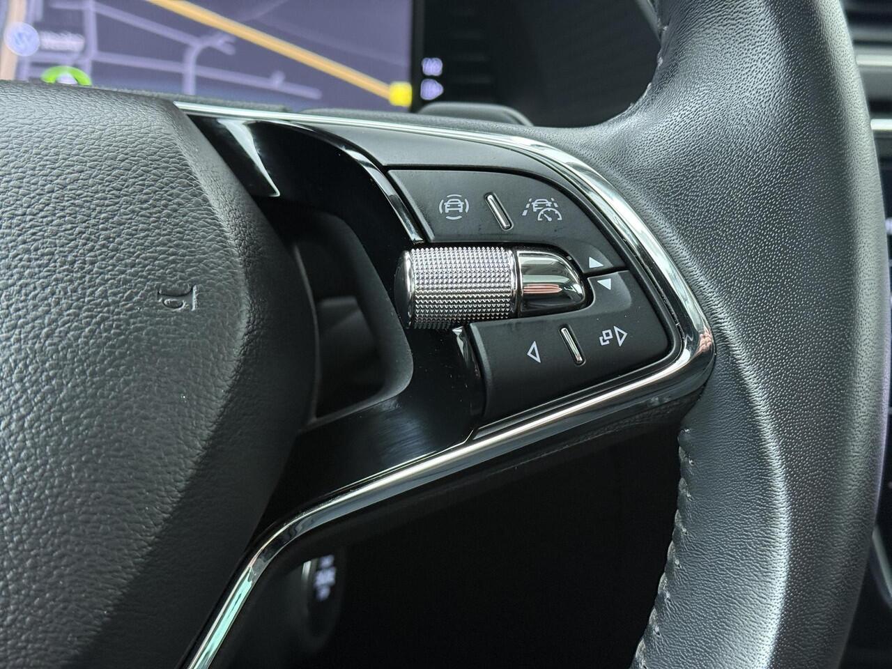 Skoda SUPERB Combi 1.4 TSI iV Laurin & Klement Edition | 218 PK | SoH 97% | Trekhaak | Panoramadak | 360 graden camera | Canton Audio | Lederen bekleding | Matrix LED koplampen |