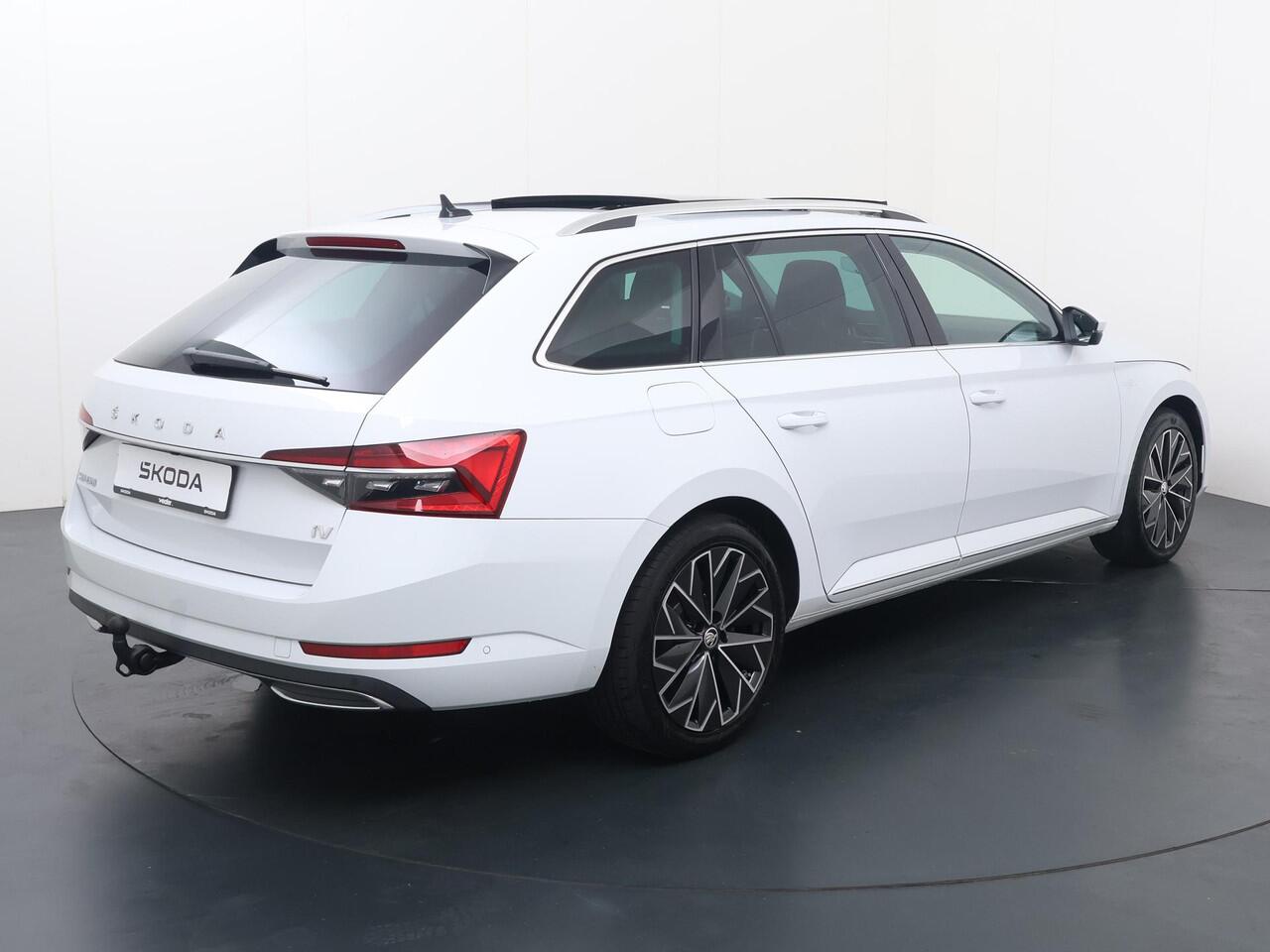 Skoda SUPERB Combi 1.4 TSI iV Laurin & Klement Edition | 218 PK | SoH 97% | Trekhaak | Panoramadak | 360 graden camera | Canton Audio | Lederen bekleding | Matrix LED koplampen |
