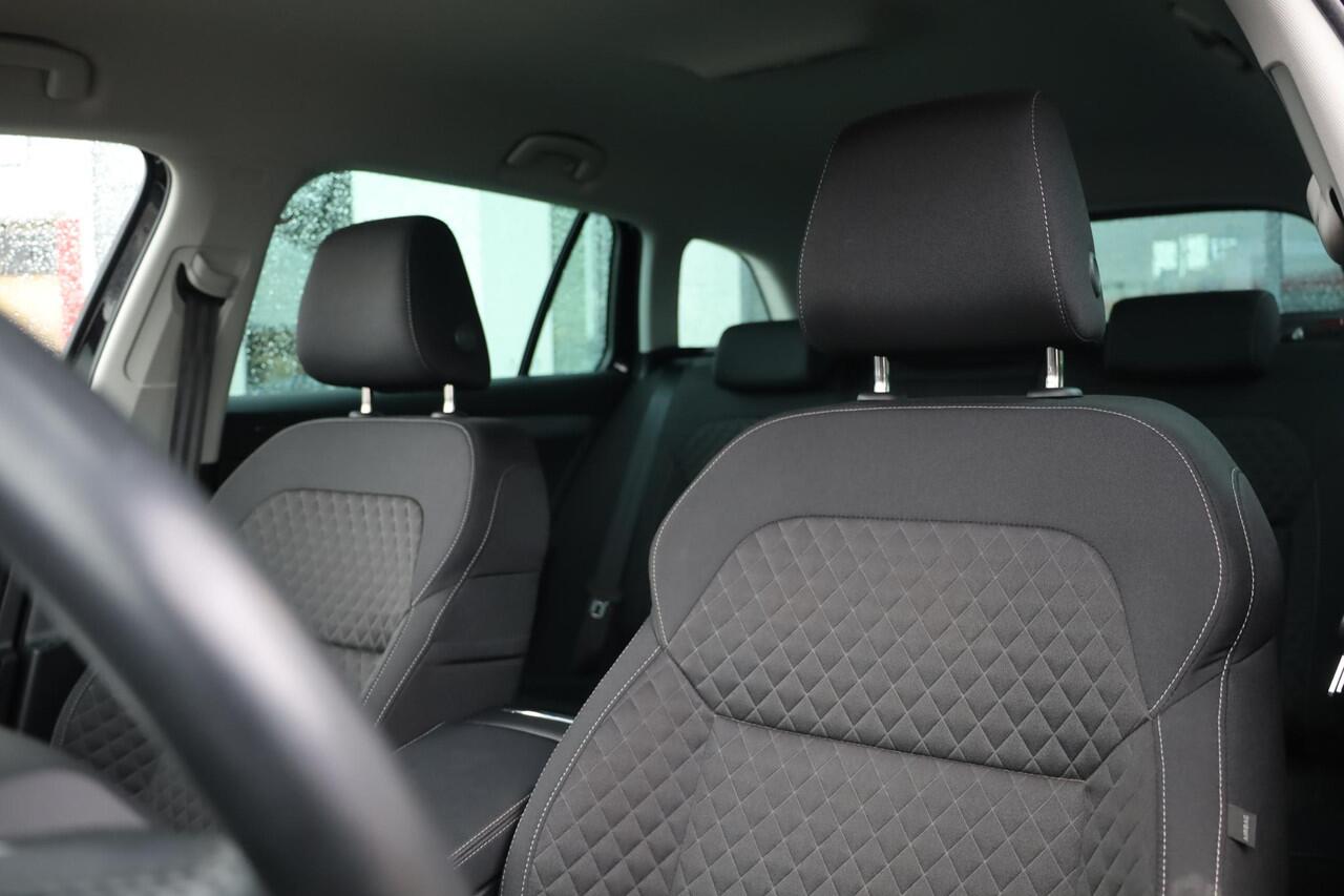 Skoda SUPERB Combi 1.4 TSI iV Ambition PL ¤651 p/m* 218PK / 160kW Achteruitrijcamera, Apple Carplay & Android Auto, verwarmbare voorstoelen + stuurwiel, dynamische onderstelregeling (DCC), elektrisch bedienbare achterklep, wegklapbare trekhaak, full map navigatie, par