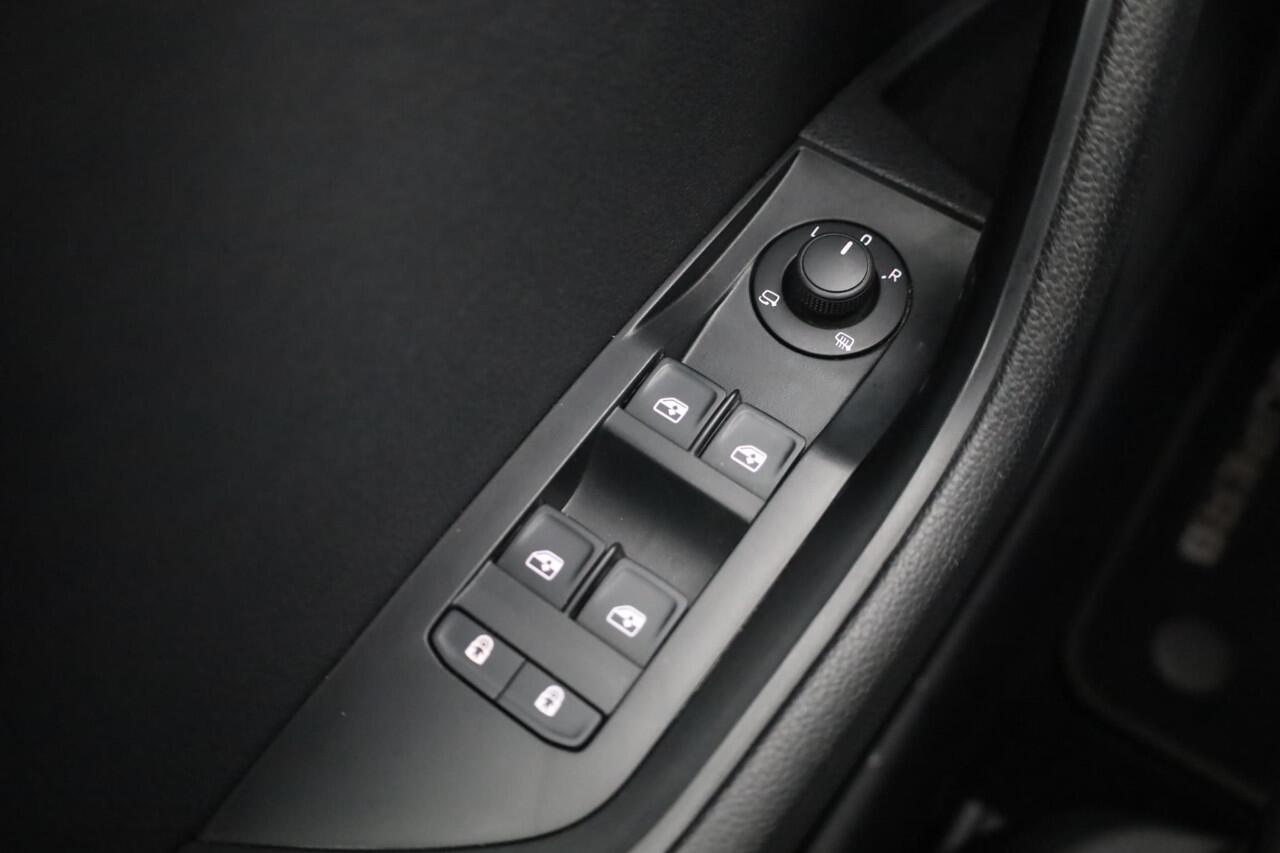 Skoda SUPERB Combi 1.4 TSI iV Ambition PL ¤651 p/m* 218PK / 160kW Achteruitrijcamera, Apple Carplay & Android Auto, verwarmbare voorstoelen + stuurwiel, dynamische onderstelregeling (DCC), elektrisch bedienbare achterklep, wegklapbare trekhaak, full map navigatie, par