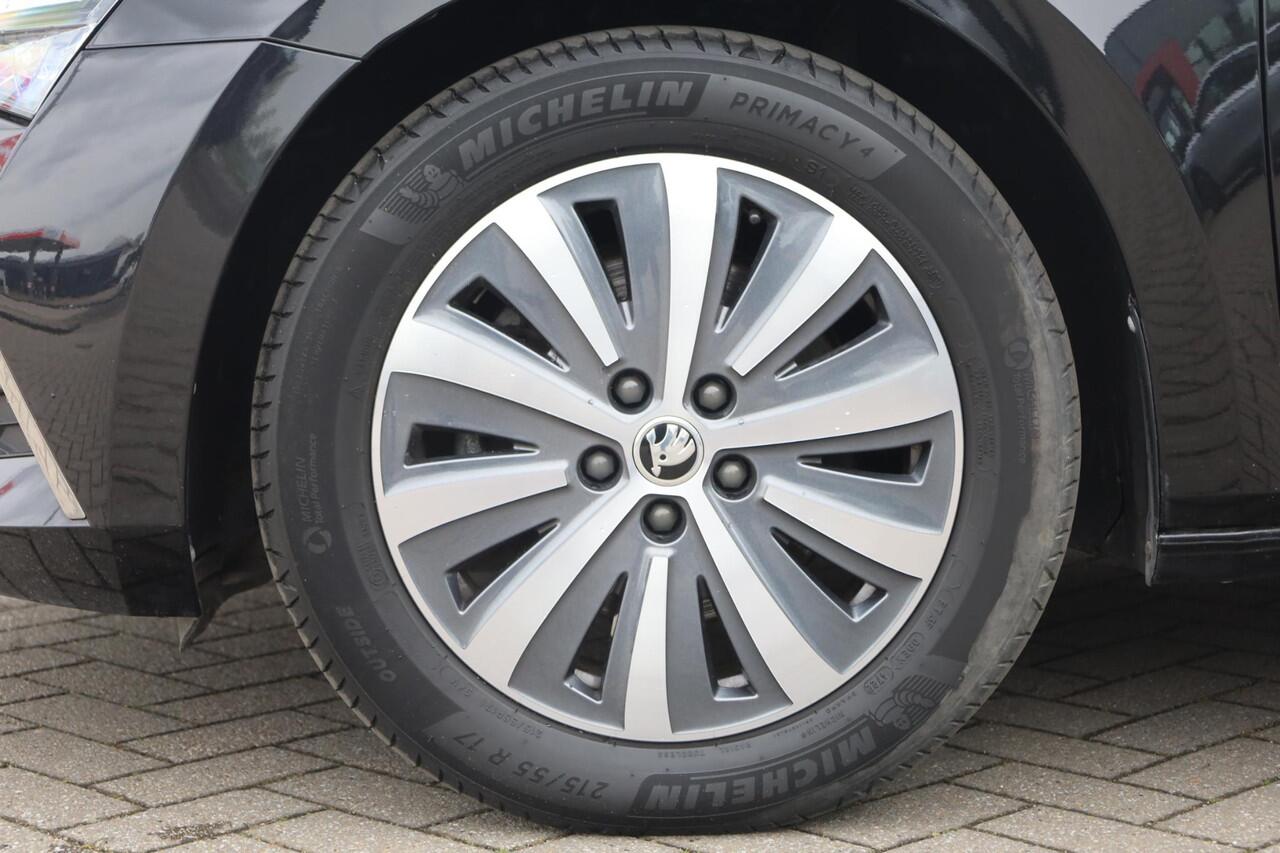 Skoda SUPERB Combi 1.4 TSI iV Ambition PL ¤651 p/m* 218PK / 160kW Achteruitrijcamera, Apple Carplay & Android Auto, verwarmbare voorstoelen + stuurwiel, dynamische onderstelregeling (DCC), elektrisch bedienbare achterklep, wegklapbare trekhaak, full map navigatie, par