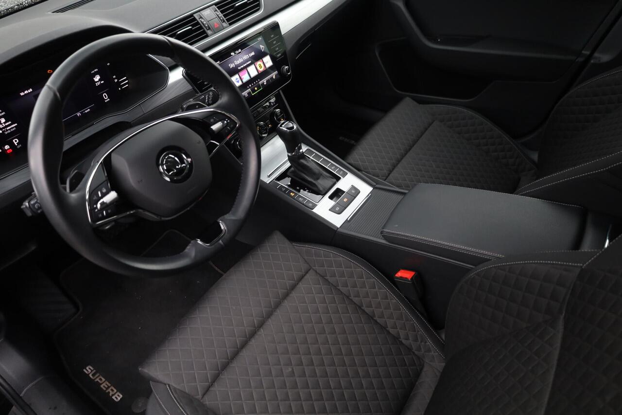 Skoda SUPERB Combi 1.4 TSI iV Ambition PL ¤651 p/m* 218PK / 160kW Achteruitrijcamera, Apple Carplay & Android Auto, verwarmbare voorstoelen + stuurwiel, dynamische onderstelregeling (DCC), elektrisch bedienbare achterklep, wegklapbare trekhaak, full map navigatie, par