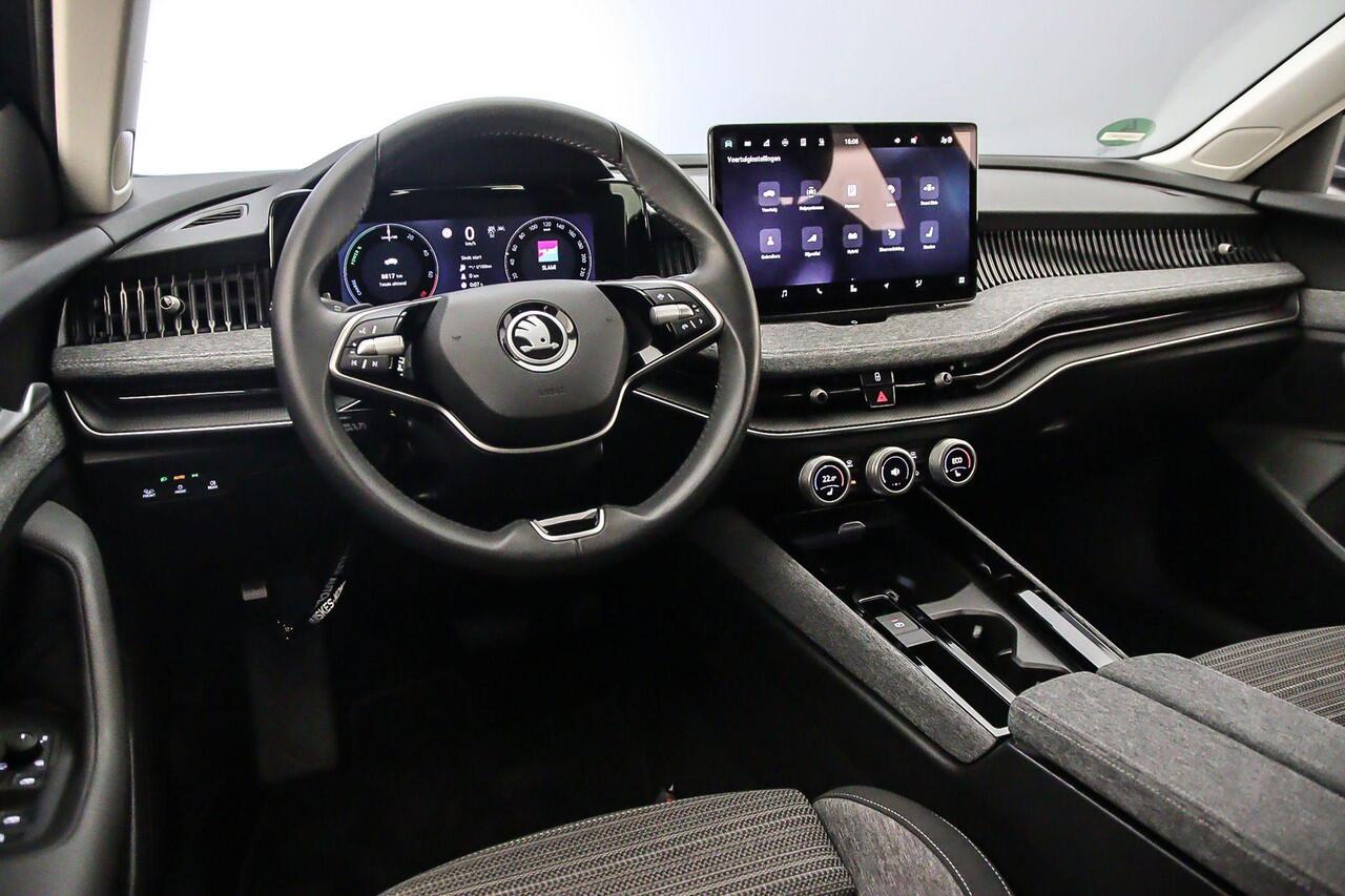 Skoda SUPERB Combi First Edition 1.5 TSI PHEV 204pk DSG Automaat Trekhaak, Adaptive cruise control, 360 camera, Achteruitrijcamera, Elektrische achterklep, Navigatie