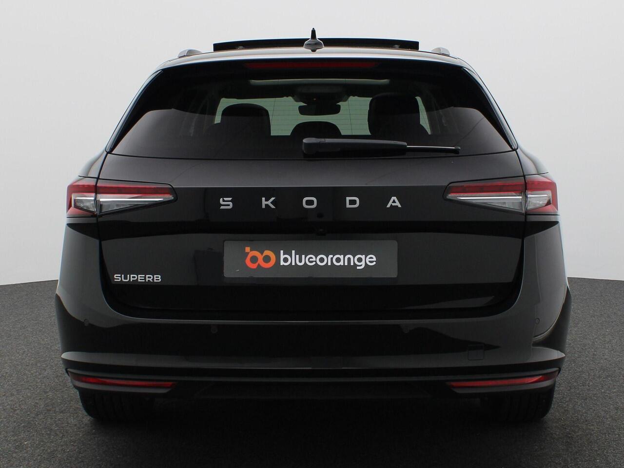 Skoda SUPERB Combi 1.5 TSI MHEV First Edition 150PK DSG Matrix-Led, Pano-Schuifdak, Side Assist, Stoelverwarming, Elek. Achterklep, Massage stoel, Navigatie, Adaptive cruise control