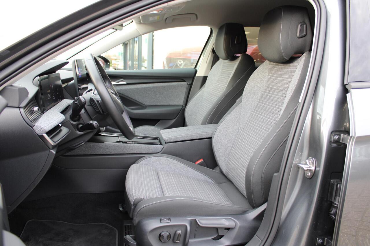 Skoda SUPERB Combi 1.5 TSI 150PK MHEV First Edition , Automaat, Trekhaak, Adap.Cruise, LMV 19 Inch, Apple Carplay, Camera, PDC, Stoelverwarming, All Season