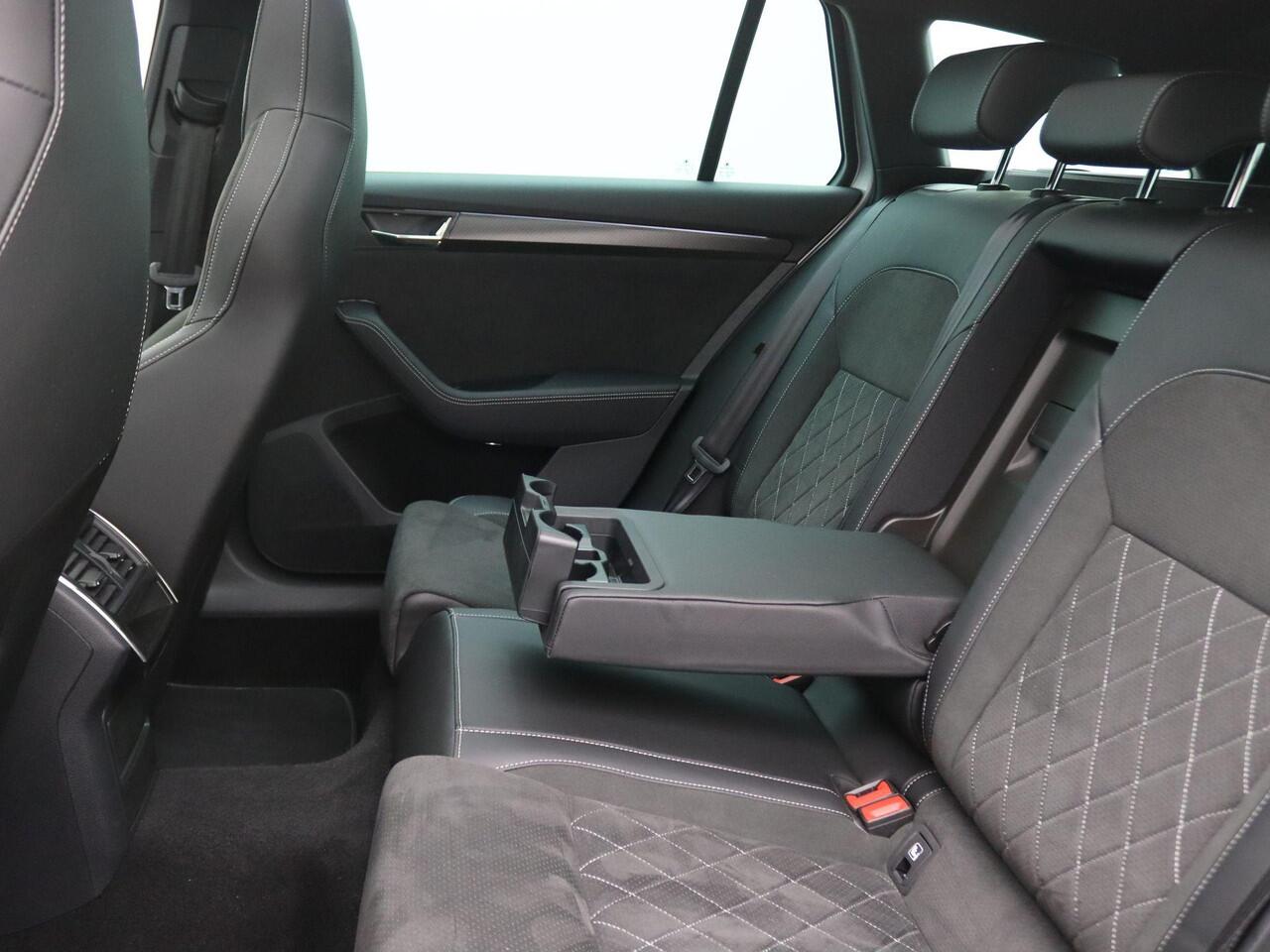 Skoda SUPERB Combi 1.4 TSI iV Sportline Business 218PK DSG SOH 97%, Pano-Schuifdak, Elektrische Memorystoel, Stoelverwarming, Achteruitrijcamera, Virtual Pedal, Keyless, 19" LM Velgen, Adaptieve Cruise Control