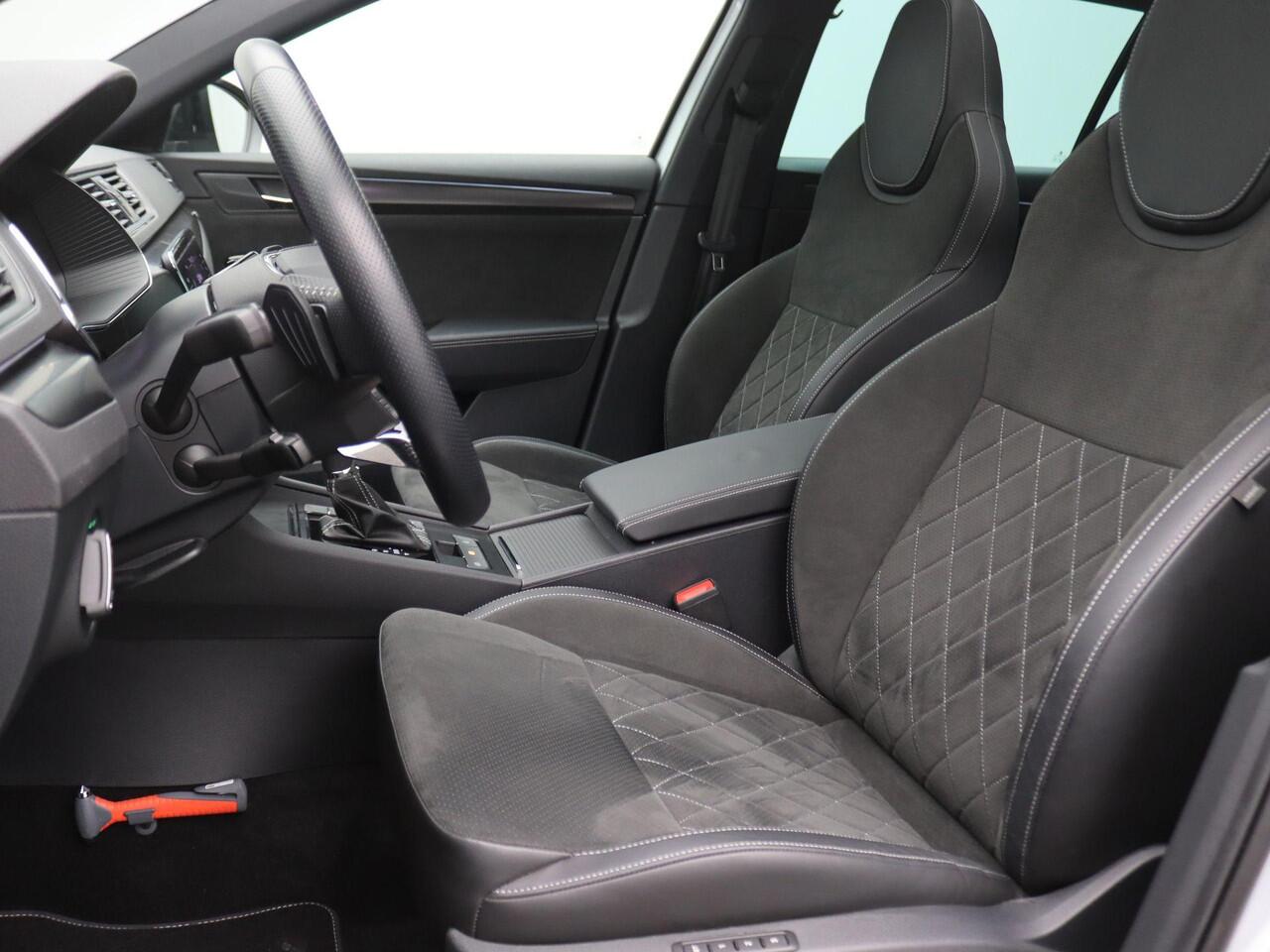 Skoda SUPERB Combi 1.4 TSI iV Sportline Business 218PK DSG SOH 97%, Trekhaak, Pano-Schuifdak, Elektrische Memorystoel, Stoelverwarming, Achteruitrijcamera, Virtual Pedal, Keyless, 19" LM Velgen, Adaptieve Cruise Control