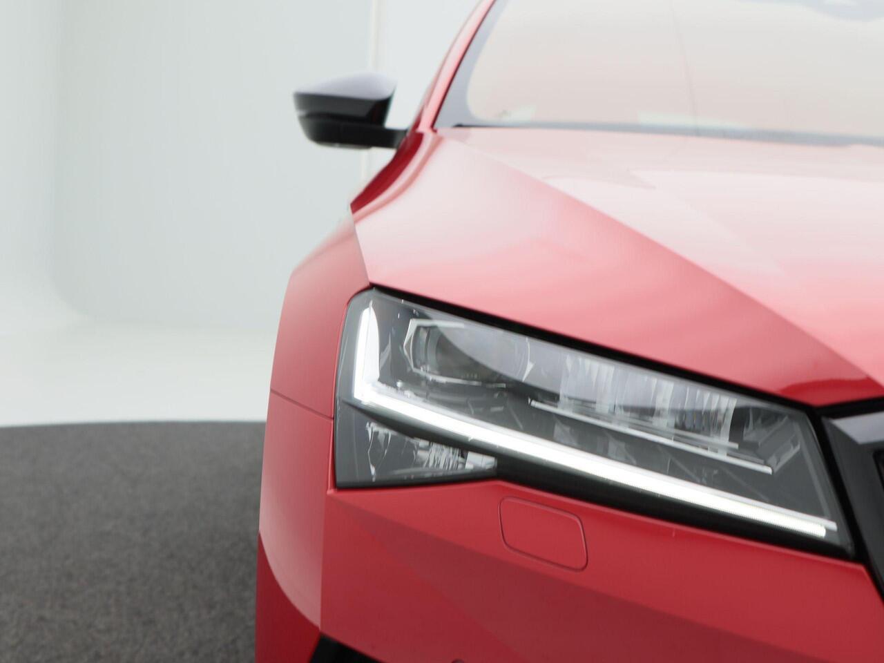 Skoda SUPERB Combi 1.5 TSi 150 Pk Automaat Sportline Business | Panoramadak | Trekhaak | Virtual Cockpit | Adaptive Cruise | Camera | LED | 19 Inch | 53.466 Km!