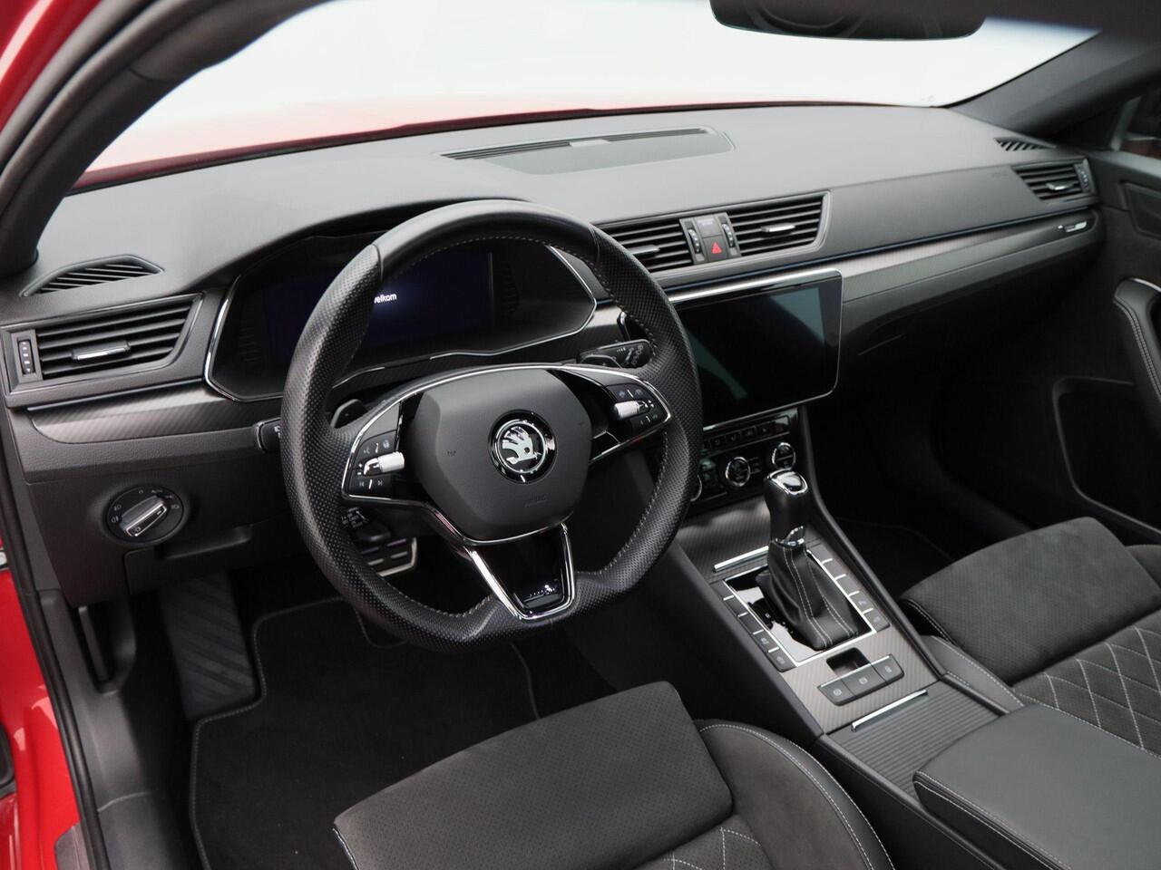 Skoda SUPERB Combi 1.5 TSi 150 Pk Automaat Sportline Business | Panoramadak | Trekhaak | Virtual Cockpit | Adaptive Cruise | Camera | LED | 19 Inch | 53.466 Km!