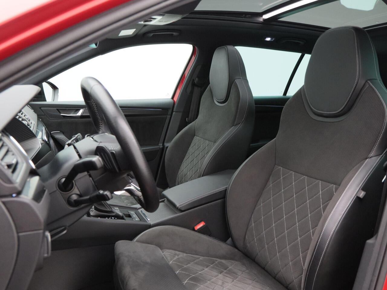 Skoda SUPERB Combi 1.5 TSi 150 Pk Automaat Sportline Business | Panoramadak | Trekhaak | Virtual Cockpit | Adaptive Cruise | Camera | LED | 19 Inch | 53.466 Km!