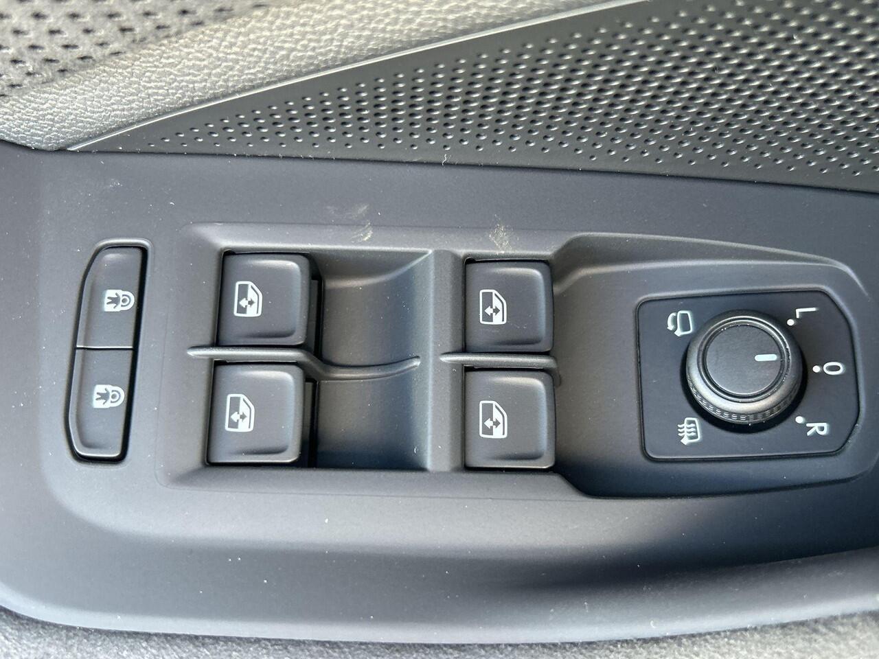 Skoda SUPERB combi Sportline Business 1.5 TSI PHEV 150 kW / 204 PK Combi | Metallic Lak | 19'' lichtmetalen velgen | Panorama dak | Trekhaak wegklapbaar | 2000,- inruilvoordeel