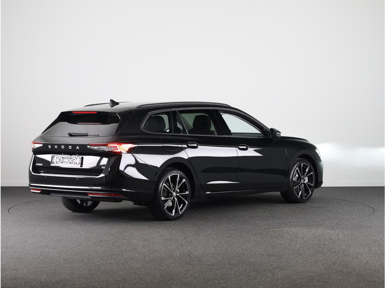 Skoda SUPERB Combi Business Edition 1.5 TSI PHEV 204pk | 19 inch | Elek. + massagestoelen | Stoelverwarming | Adaptive Cruise | Blind Spot | Navigatie | Camera |