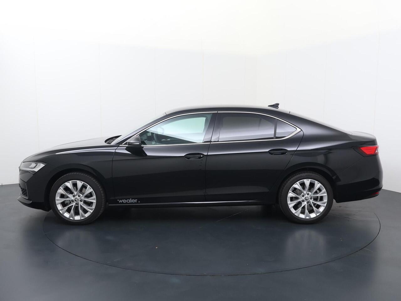 Skoda SUPERB First Edition 1.5 TSI m-HEV 150 pk DSG | Massagestoelen | Adaptieve cruise control | 18'' Lichtmetalen velgen | Achteruitrijcamera |