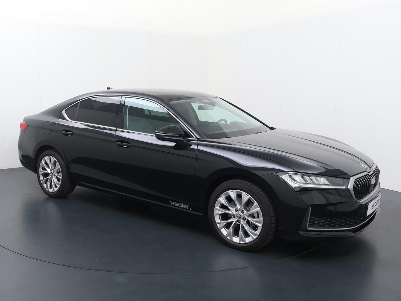 Skoda SUPERB First Edition 1.5 TSI m-HEV 150 pk DSG | Massagestoelen | Adaptieve cruise control | 18'' Lichtmetalen velgen | Achteruitrijcamera |