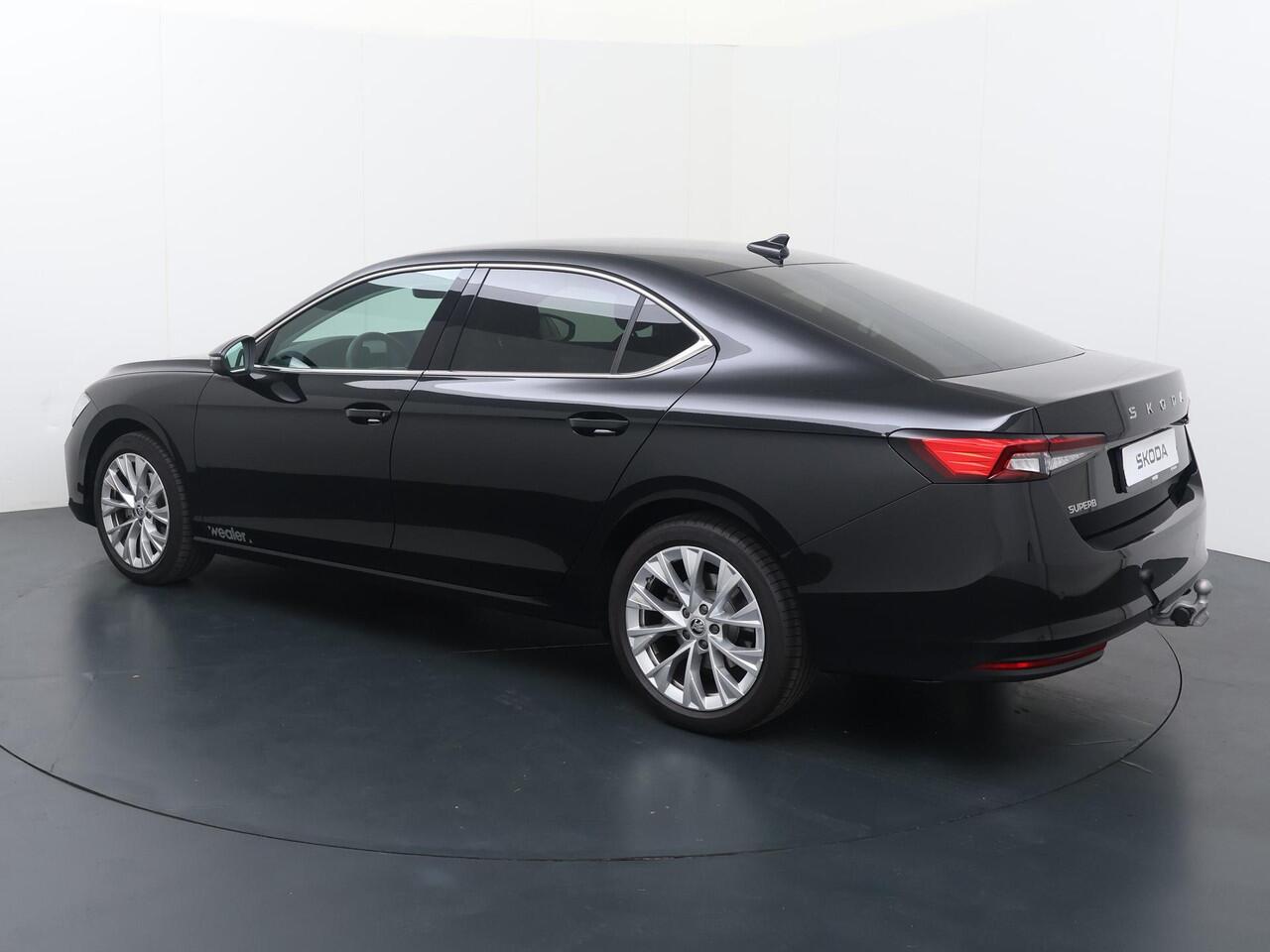 Skoda SUPERB First Edition 1.5 TSI m-HEV 150 pk DSG | Massagestoelen | Adaptieve cruise control | 18'' Lichtmetalen velgen | Achteruitrijcamera |