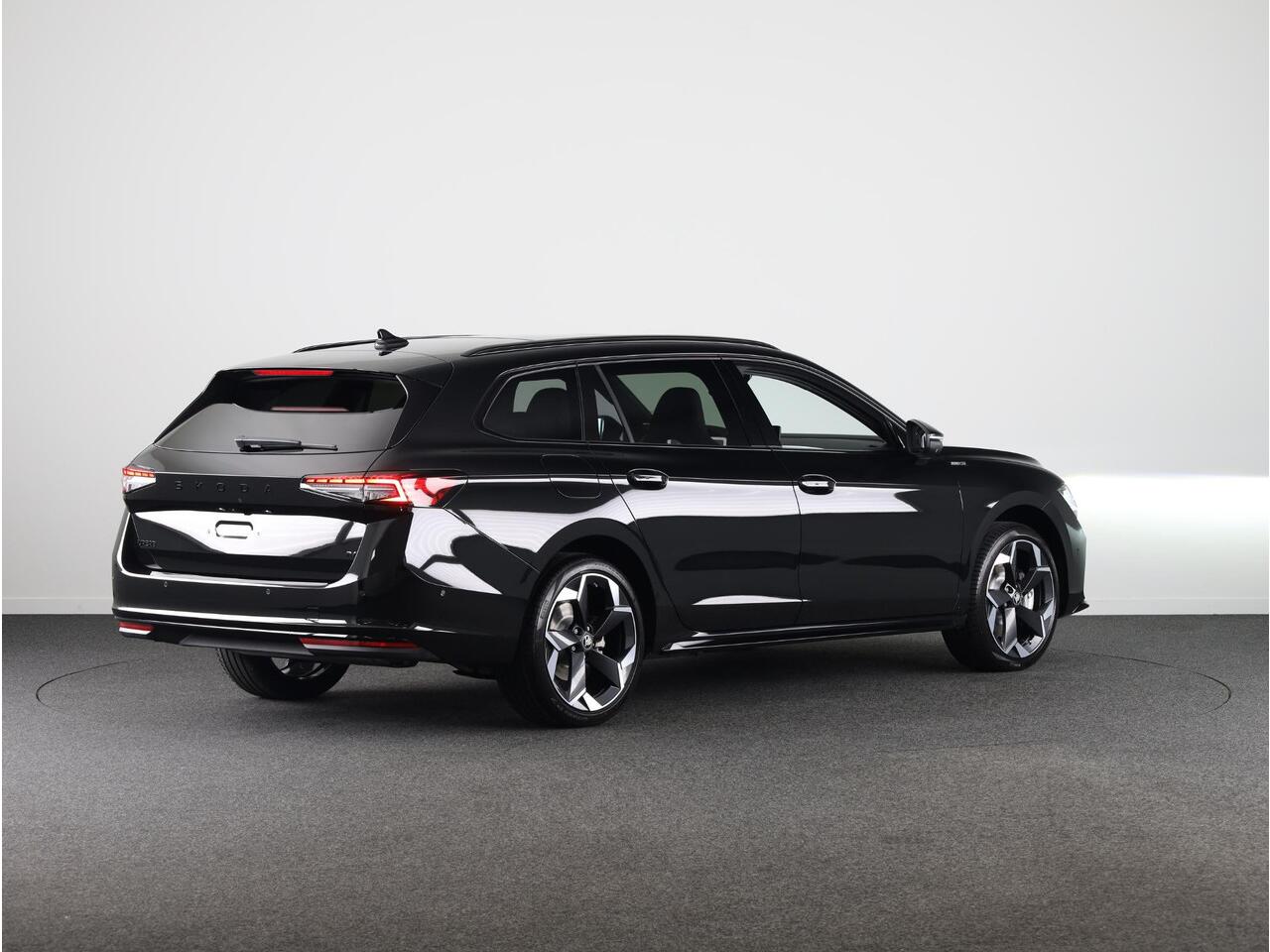 Skoda SUPERB Combi Sportline Business PHEV 1.5 TSI 204 pk 6 versn. DSG | Travel assist plus | Panoramadak | Canton | 19 inch lichtmetalen velgen