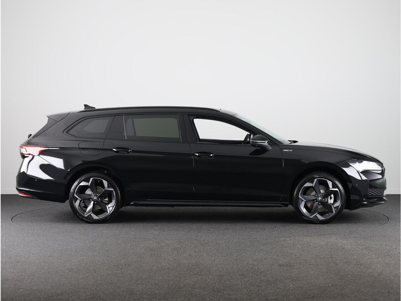 Skoda SUPERB Combi Sportline Business PHEV 1.5 TSI 204 pk 6 versn. DSG | Travel assist plus | Panoramadak | Canton | 19 inch lichtmetalen velgen