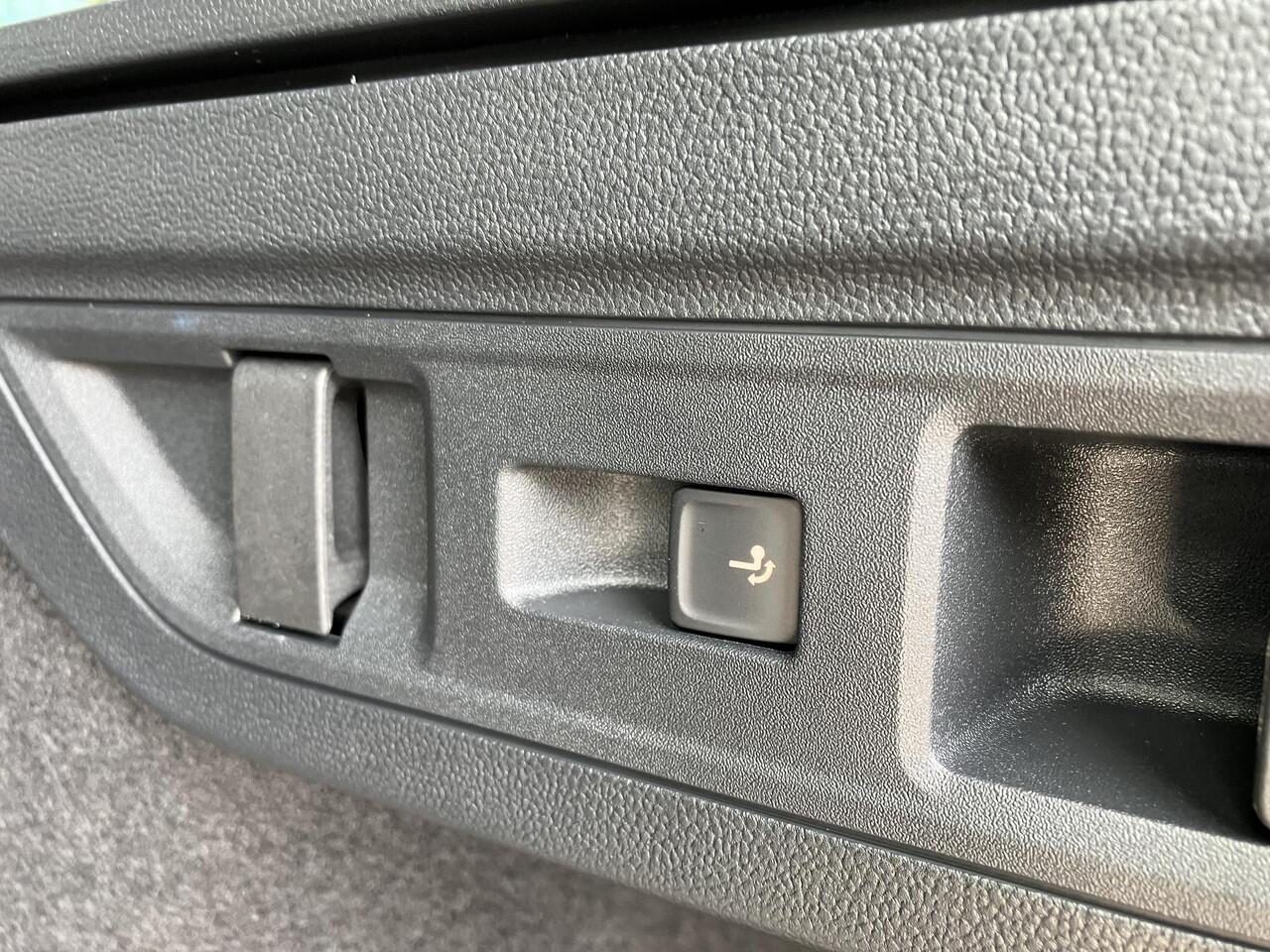 Skoda SUPERB Combi Sportline Business 1.5 TSI PHEV 204 PK DSG Automaat | Panorama dak | Suite Sport Leder | 19" lichtmetalen velgen | Trekhaak |