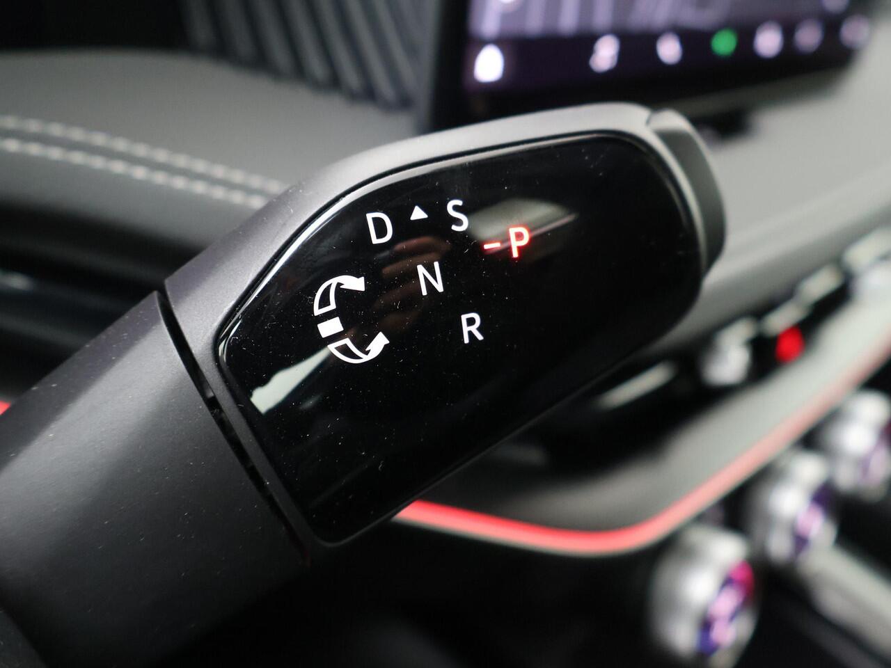 Skoda SUPERB Combi Sportline Business 1.5 TSI PHEV 204 PK DSG Automaat | Panorama dak | Suite Sport Leder | 19" lichtmetalen velgen | Trekhaak | Canton Geluidssysteem |