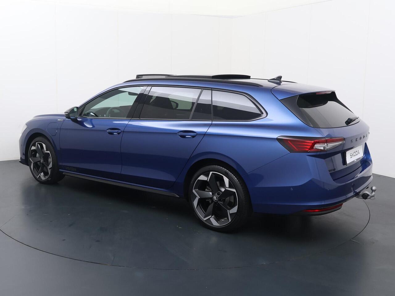 Skoda SUPERB Combi Sportline Business 1.5 TSI PHEV 204 PK DSG Automaat | Panorama dak | Suite Sport Leder | 19" lichtmetalen velgen | Trekhaak | Canton Geluidssysteem |