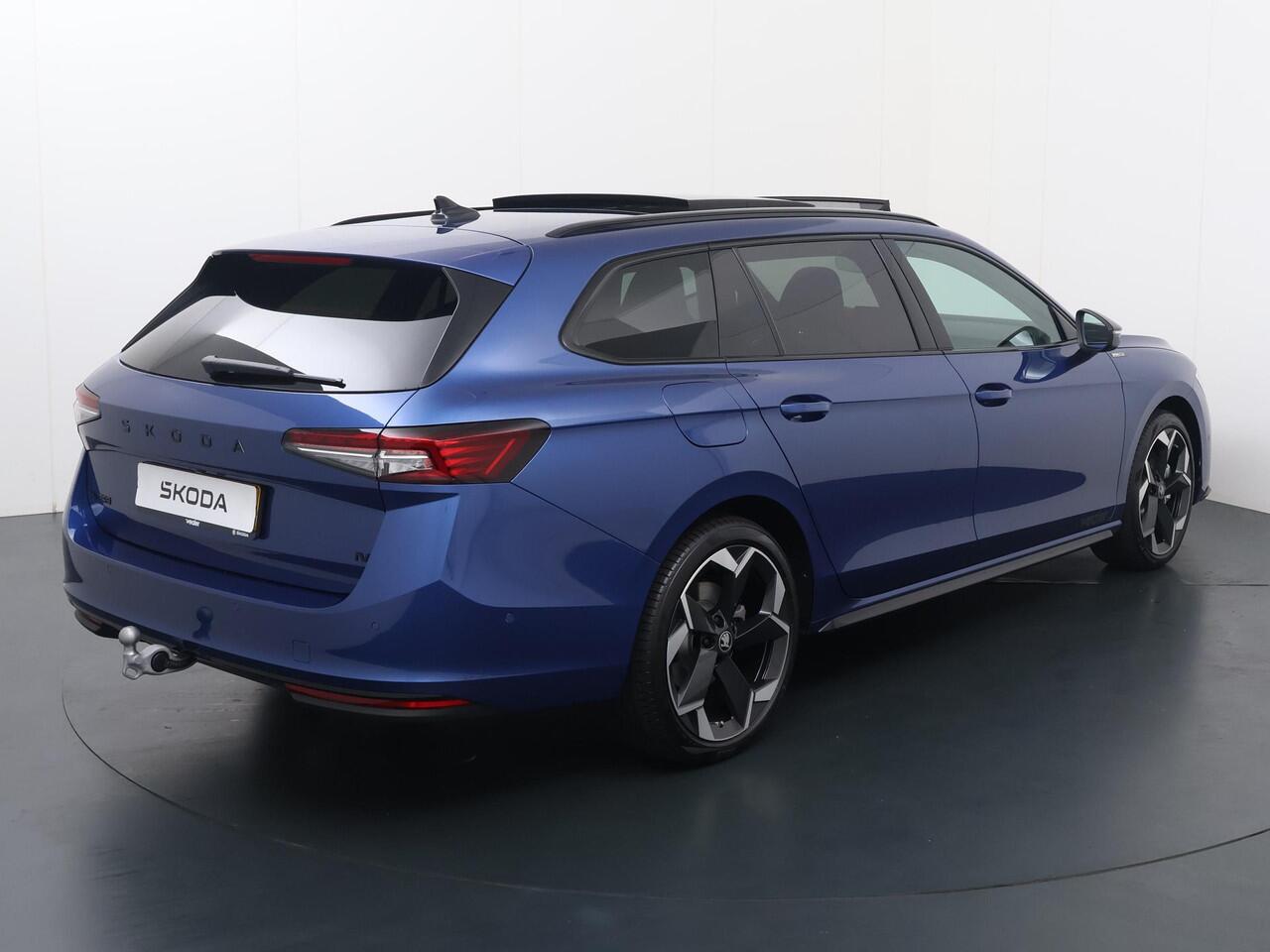 Skoda SUPERB Combi Sportline Business 1.5 TSI PHEV 204 PK DSG Automaat | Panorama dak | Suite Sport Leder | 19" lichtmetalen velgen | Trekhaak | Canton Geluidssysteem |