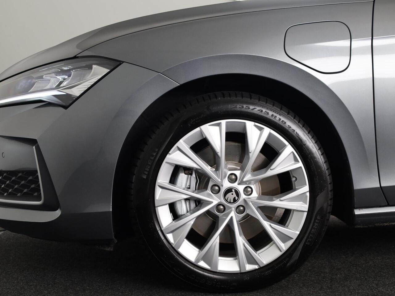 Skoda SUPERB Combi 1.5 TSI PHEV Business Edition 204 PK PHEV | Verlengde garantie | Panorama dak | Trekhaak | 18" Lm velgen |