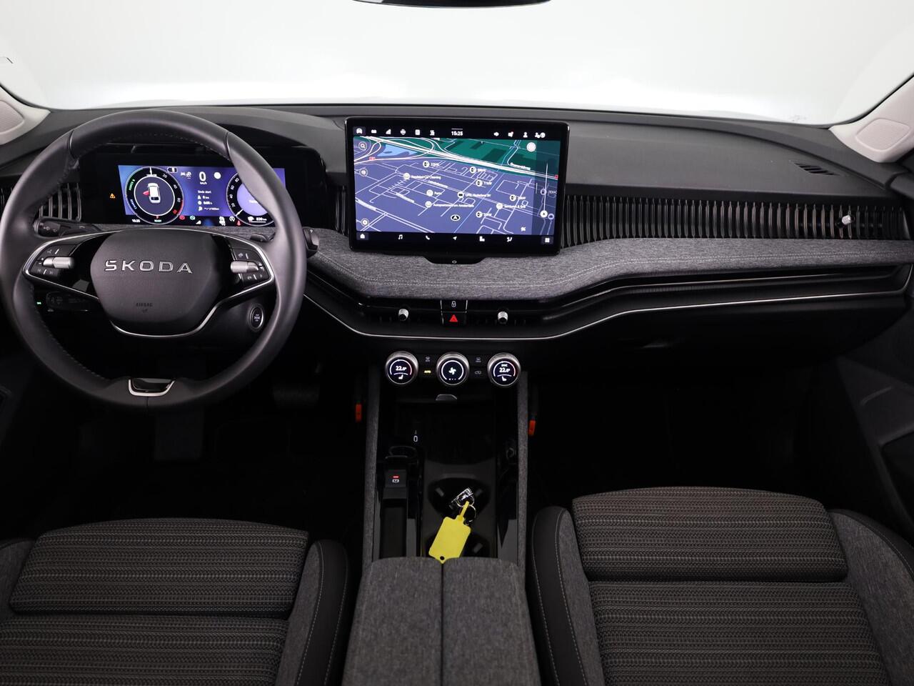 Skoda SUPERB Combi 1.5 TSI PHEV Business Edition 204 PK PHEV | Verlengde garantie | Panorama dak | Trekhaak | 18" Lm velgen |