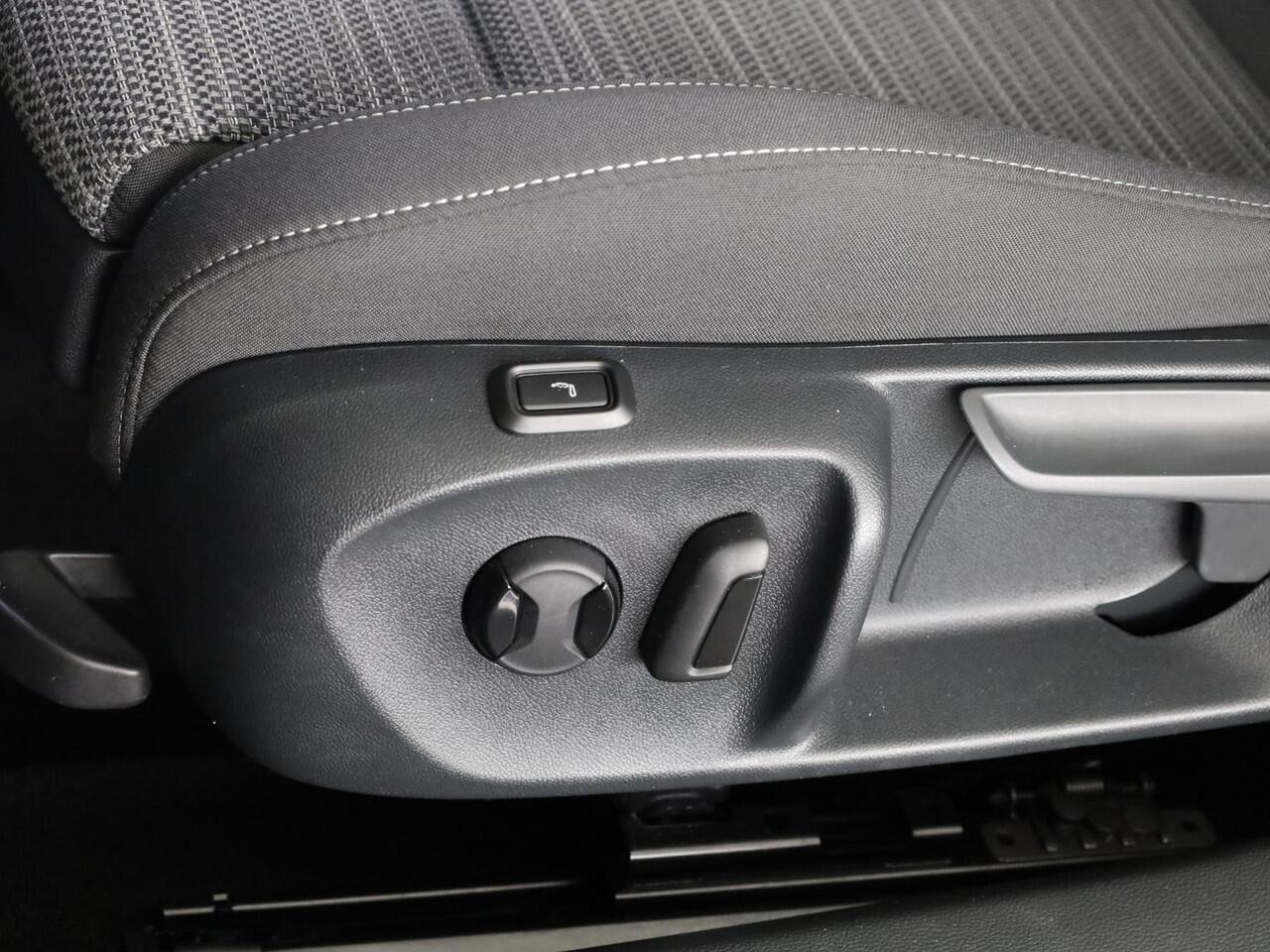 Skoda SUPERB Combi 1.5 TSI PHEV Business Edition 204 PK PHEV | Verlengde garantie | Panorama dak | Trekhaak | 18" Lm velgen |