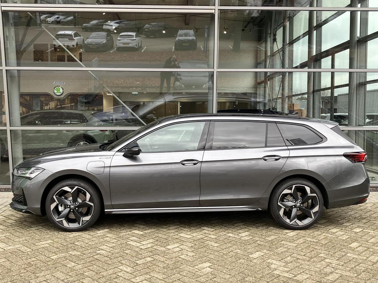 Skoda SUPERB Combi Sportline Business 1.5 TSI PHEV 204 PK | Gratis E-Bike | Trekhaak | 19" Lichtmetalen velgen | Panorama dak | Canton Geluid | Suite leder |