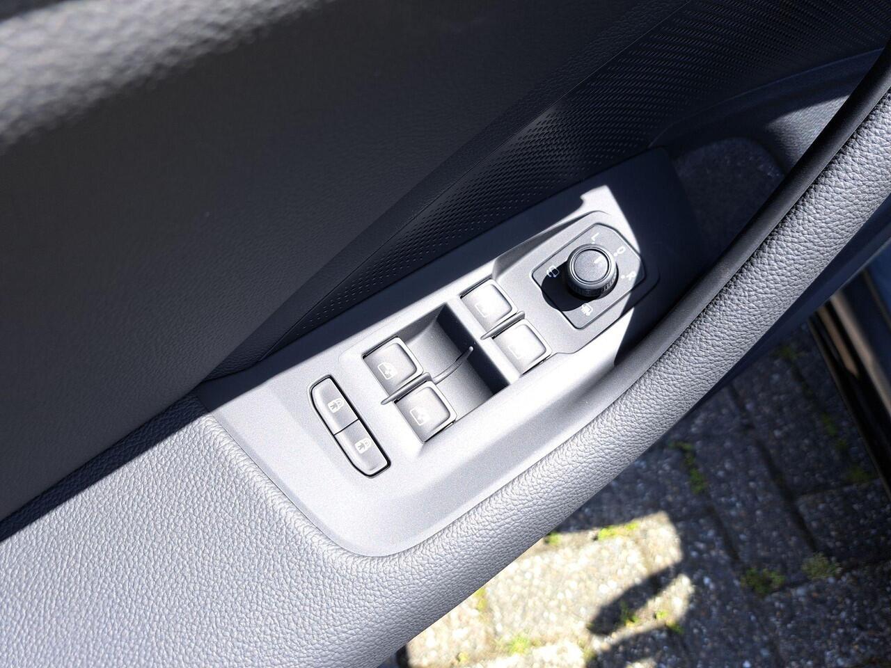 Skoda SUPERB combi Sportline Business 1.5 TSI PHEV 150 kW / 204 PK Combi | Metallic Lak | 19'' Velgen | Travel assist Plus | 2000,- inruilvoordeel