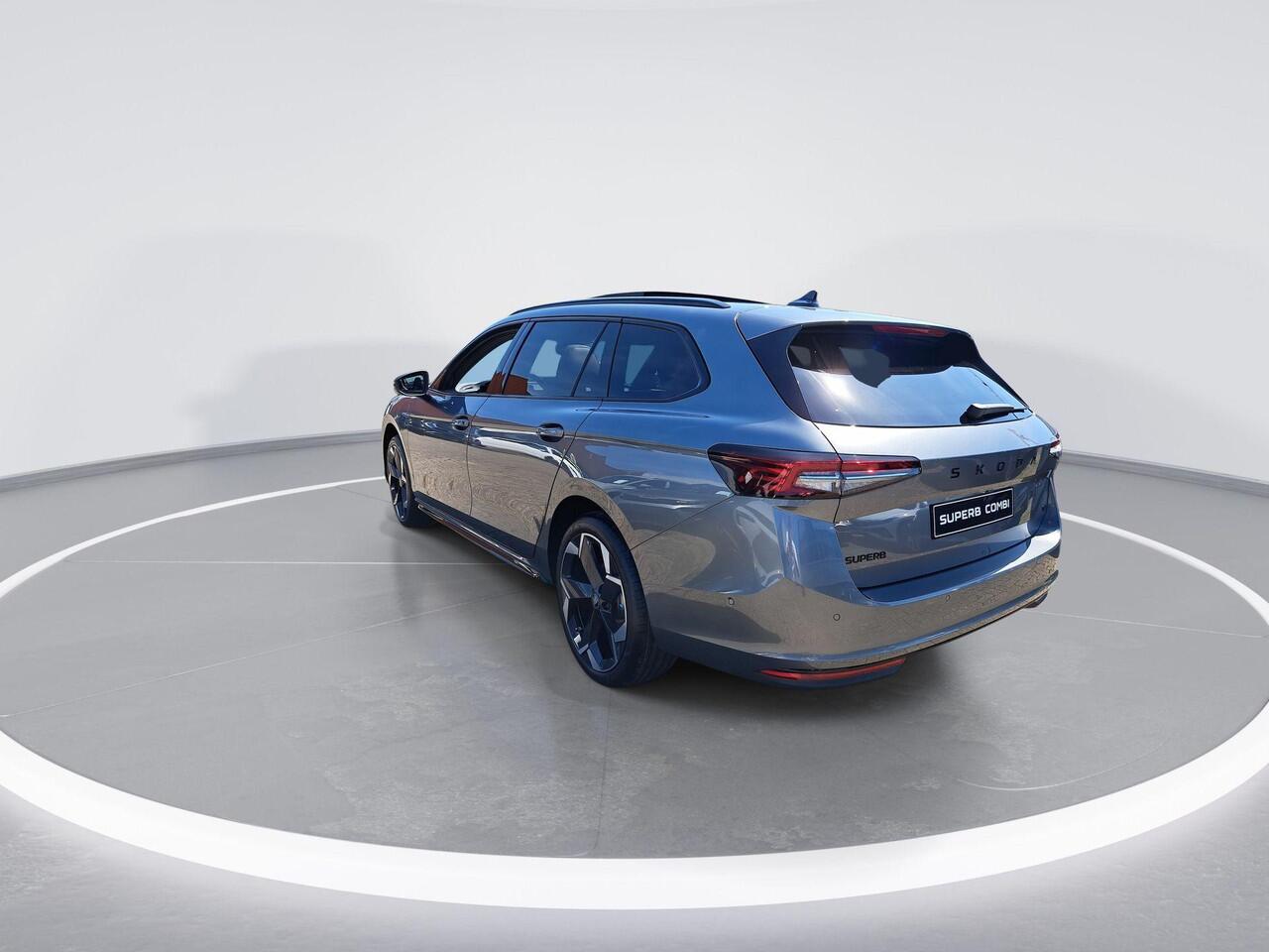 Skoda SUPERB combi Sportline Business 1.5 TSI PHEV 150 kW / 204 PK Combi | Metallic Lak | 19'' Velgen | Travel assist Plus | 2000,- inruilvoordeel